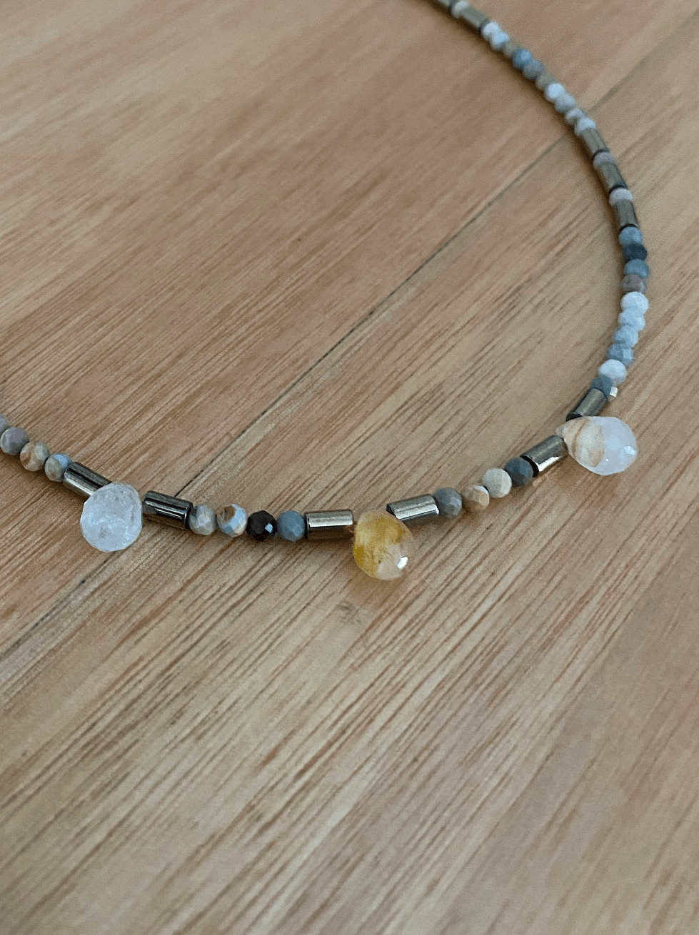 Collar ARMONIA en acero y piedras naturales