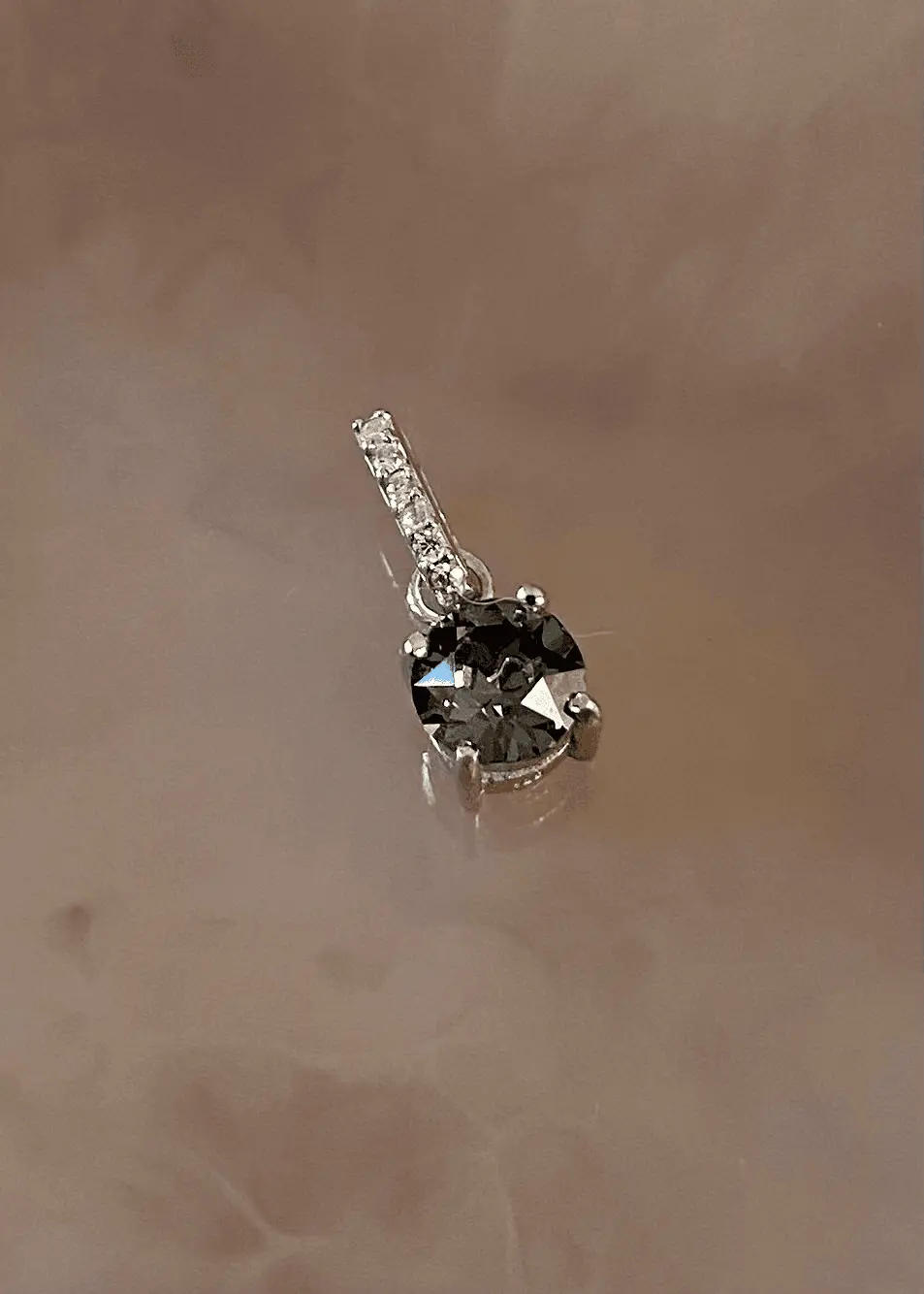 Dije en Plata 925 con cristal Swarovski color negro humo y zirconia