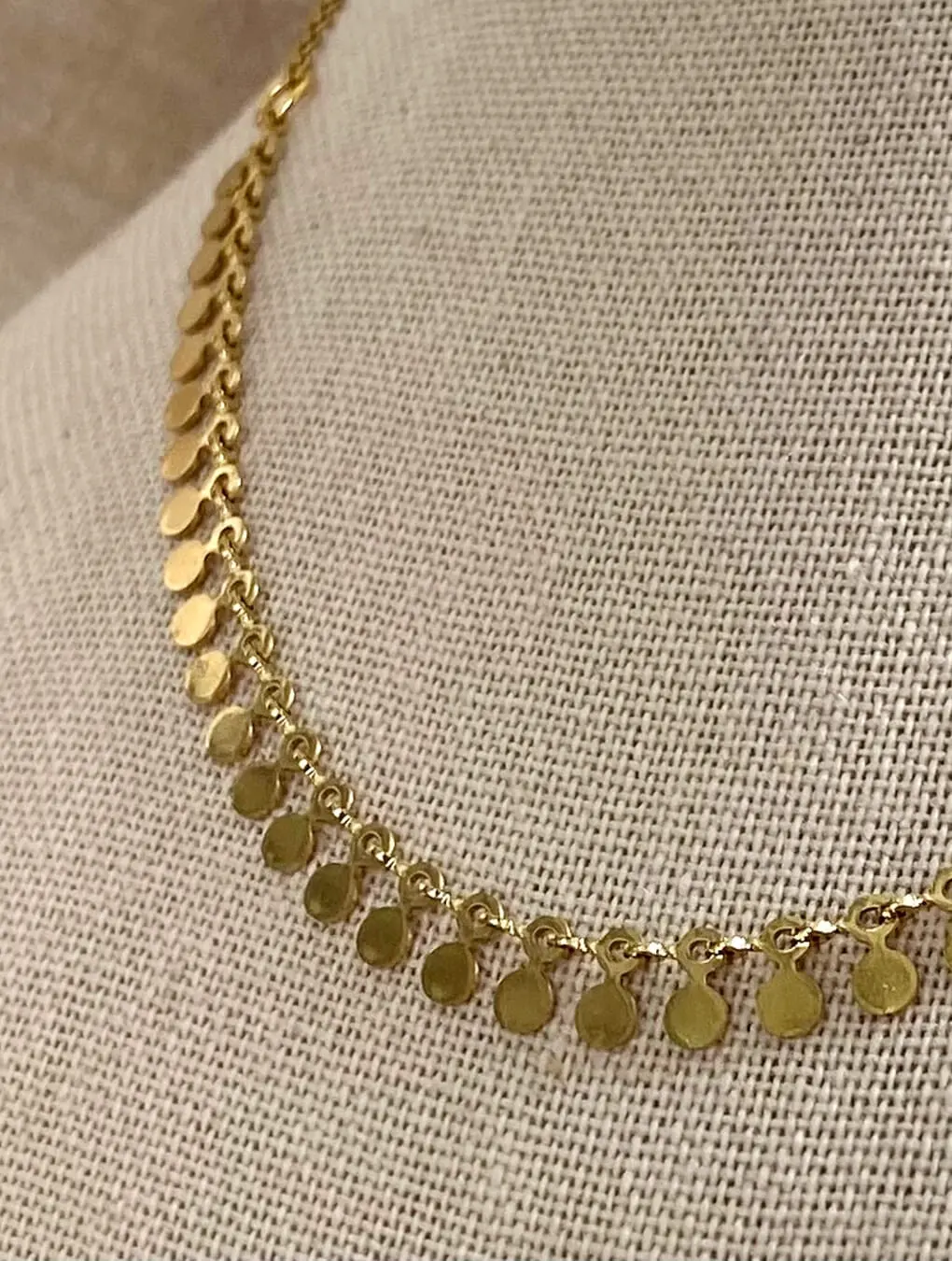 Collar DOT en acero dorado