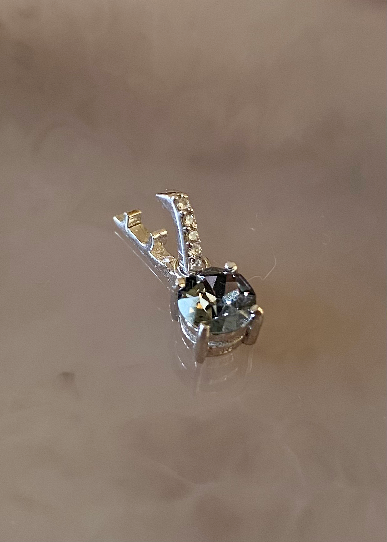 Dije en Plata 925 con cristal Swarovski color negro humo y zirconia