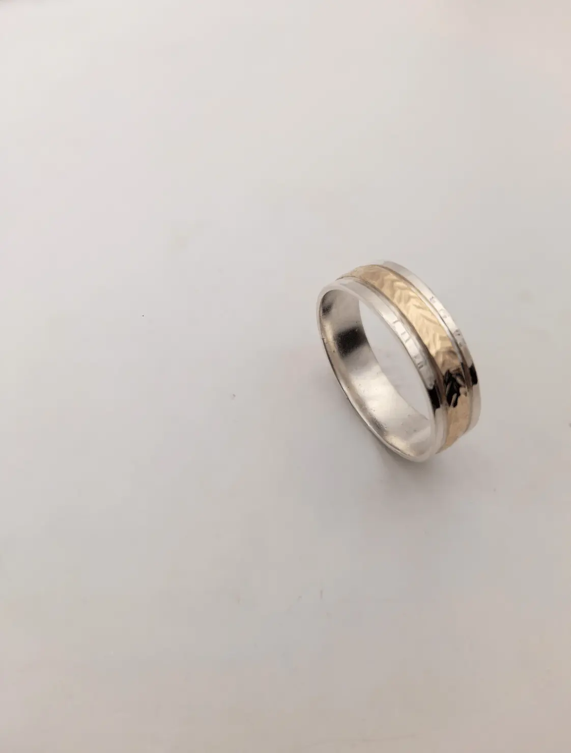 Alianzas con centro de espiga en oro 9K