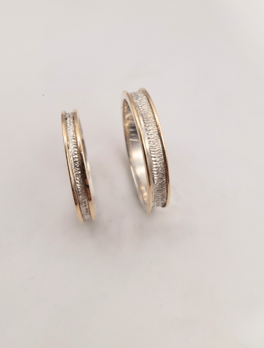 Alianzas labradas y bordes de oro 9K