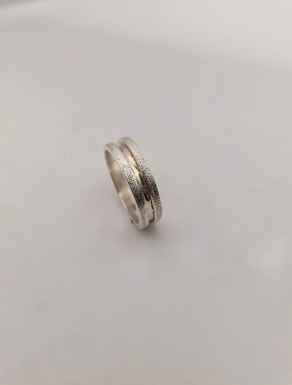 Alianzas plata 950 diamantada y centro en oro 9K